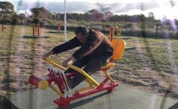Pista de salud con estación de ejercicio