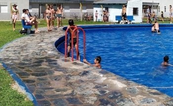 Pileta Municipal El Country Las Flores