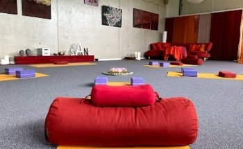 Sano Raum für Bewegung Kraft und Stille