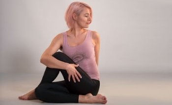 OM ni PRESENT Yoga