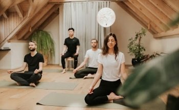Sheryl Lynn Yoga und Yogatherapie