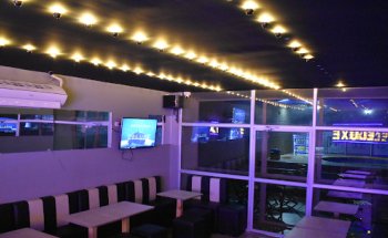 DELUXE piscina-bar
