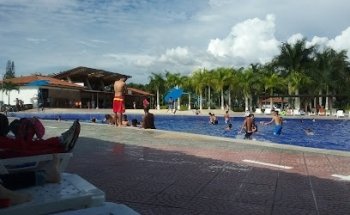Piscina atracciones acuáticas
