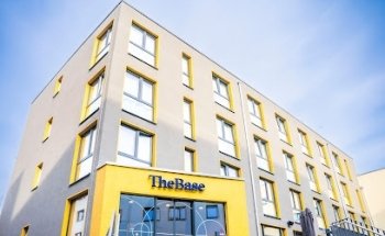 The Base Berlin One - Coliving | Hotel | Coworking | Gym | Café & Bar