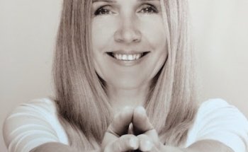 Yoga Studio Harmonieyoga Lorsch Lina Sauer Ashtanga Yin Yoga Meditation Achtsamkeit Hormonyoga, Deva Sister Frauentempel