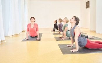 Yoga bewegt - Lenka Nikolaus
