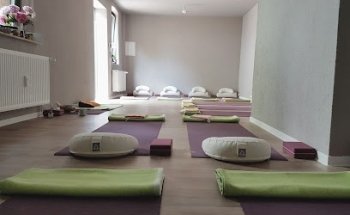 YogaRaum Santosha