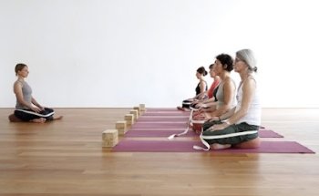 Iyengar Yoga Freiburg - Daniela Buehler