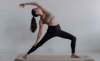 roots & yoga by Annika Schmid-Mundi