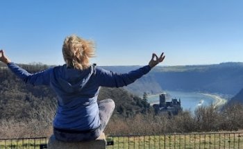 Yoga mit Rheinblick