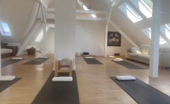 LIVINGYOGA DÜSSELDORF Yogaschule Brigitte Wollenhaupt