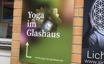 Yoga im Glashaus