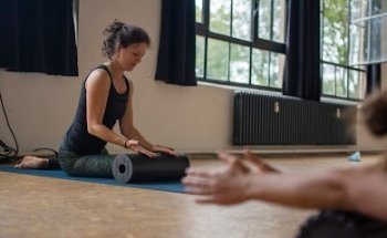 TalTreeYoga im Bahnhof Blo