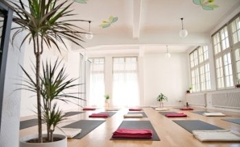 Be Light Yoga, Thai Massage & Acroyoga