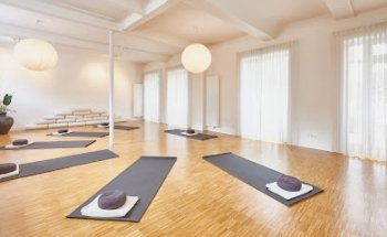 Yoga im Hof