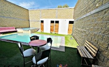 SALON Y ALBERCA K-BROLANDIA