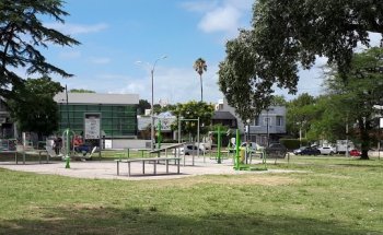 Gym al aire libre con barras